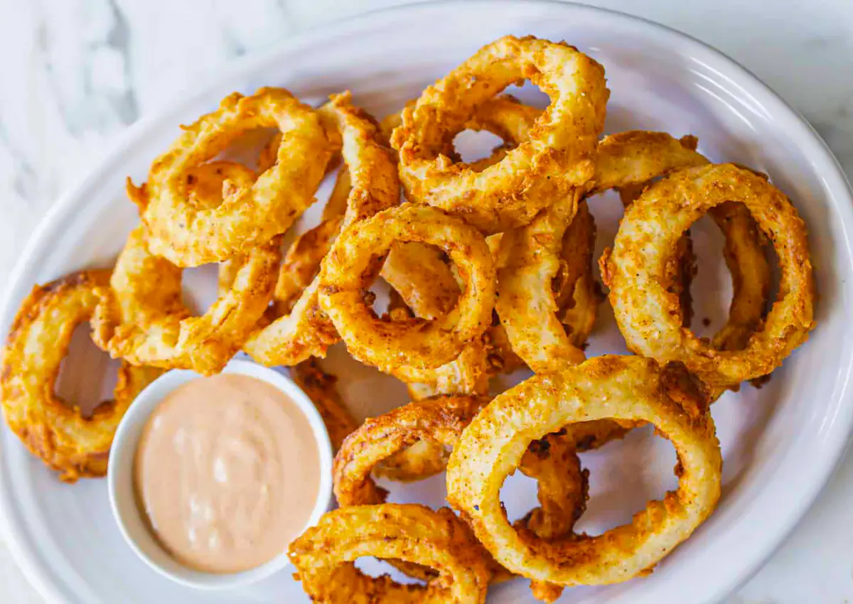 Serve of Crispy Onion Rings with Dipping Sauce Recipe